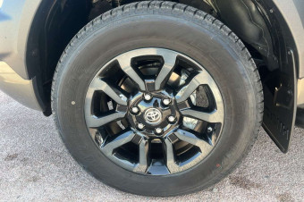 TOYOTA HILUX 2.8 204 BVA INVINCIBLE RIDEAU