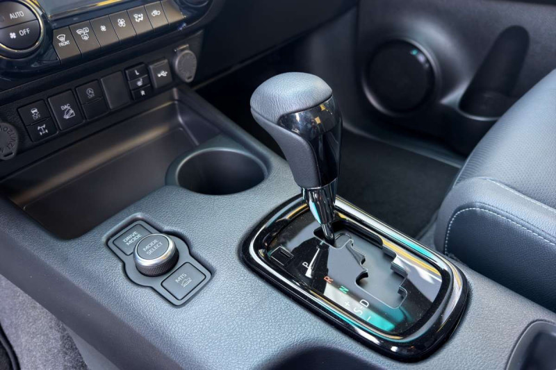 TOYOTA HILUX 2.8 204 BVA INVINCIBLE RIDEAU