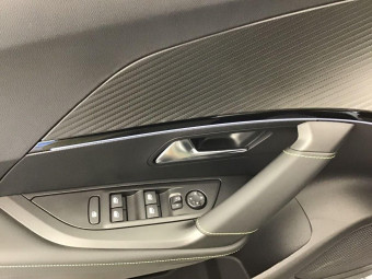PEUGEOT 2008 GT HYBRID 145 HP E-DSC6