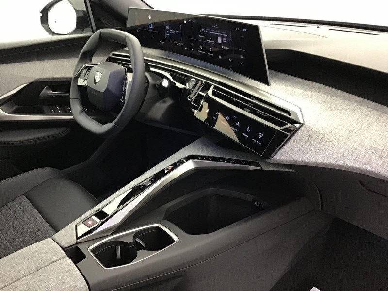 PEUGEOT 3008 HYBRID 145 ALLURE