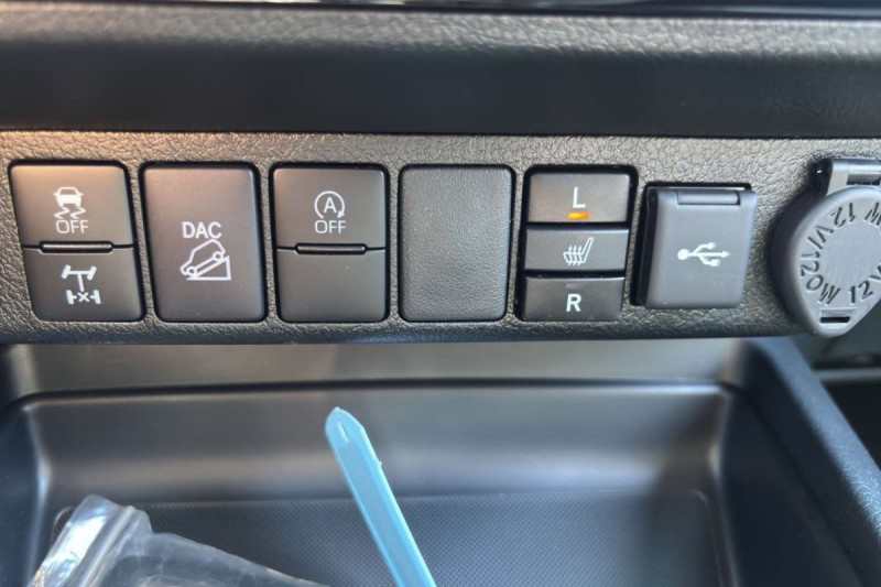 TOYOTA HILUX 2.8 204 BVA INVINCIBLE RIDEAU