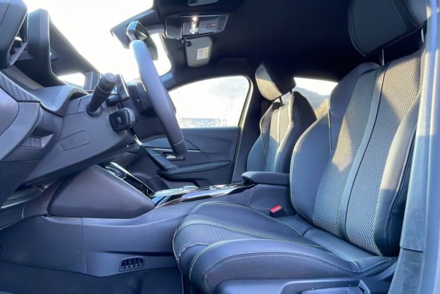 PEUGEOT 208 HYBRID 136 E-DCS6 GT PLUS