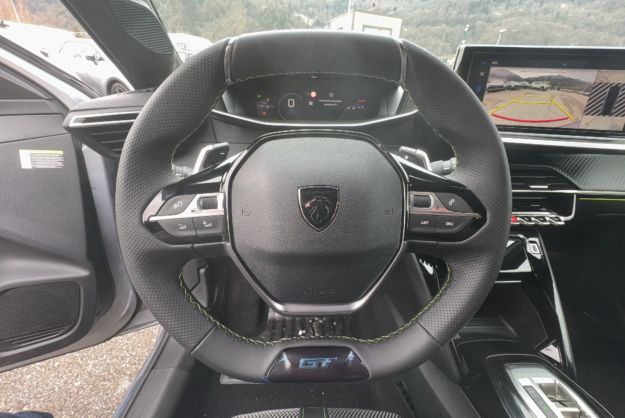PEUGEOT 208 HYBRID 136 E-DCS6 GT PLUS