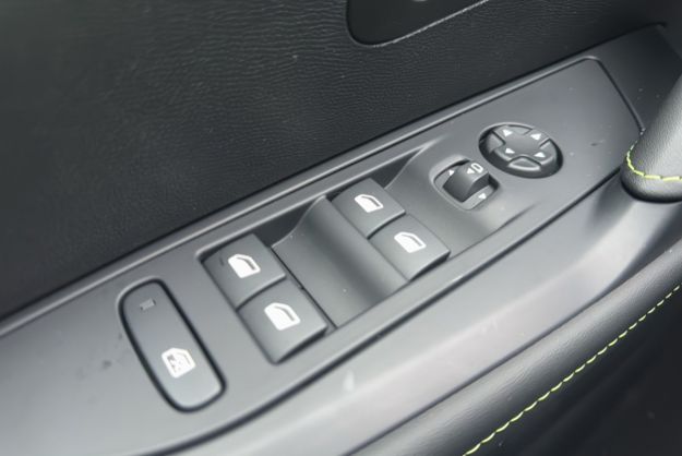 PEUGEOT 208 HYBRID 136 E-DCS6 GT PLUS