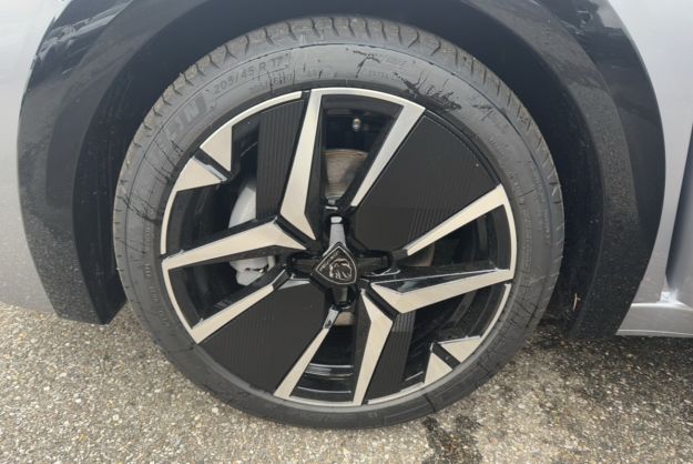 PEUGEOT 208 HYBRID 136 E-DCS6 GT PLUS