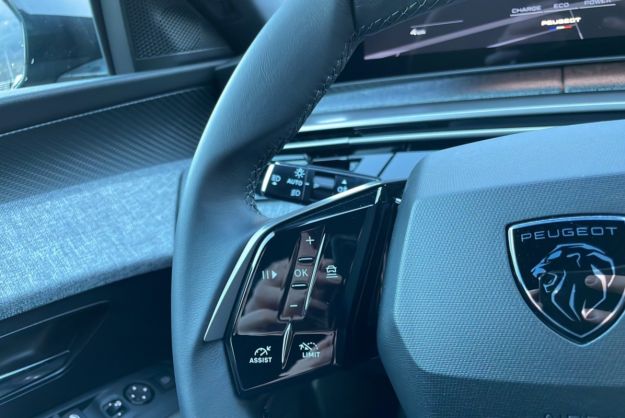 PEUGEOT 5008 HYBRID 145 E-DCS6 ALLURE PLUS