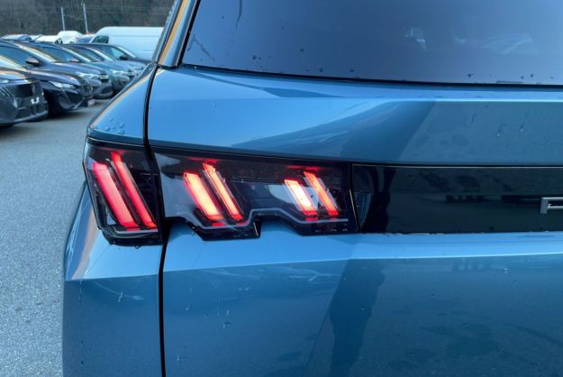 PEUGEOT 5008 HYBRID 145 E-DCS6 ALLURE PLUS