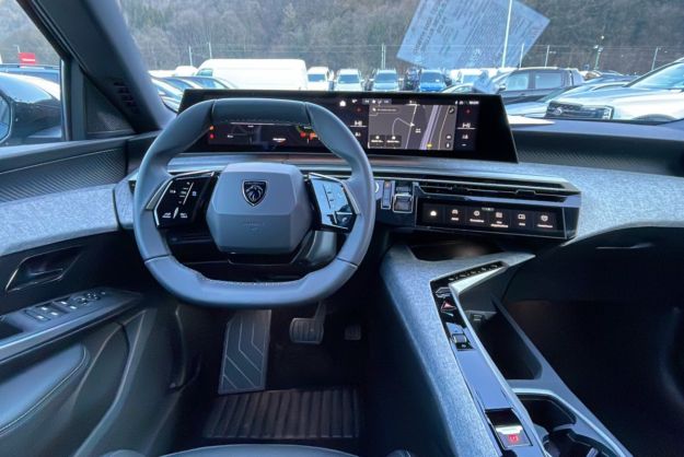 PEUGEOT 5008 HYBRID 145 E-DCS6 ALLURE PLUS