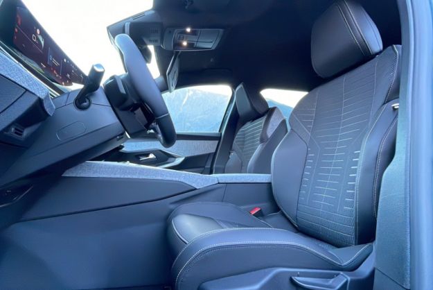 PEUGEOT 5008 HYBRID 145 E-DCS6 ALLURE PLUS