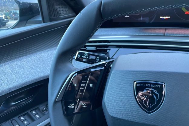PEUGEOT 5008 HYBRID 145 E-DCS6 ALLURE PLUS