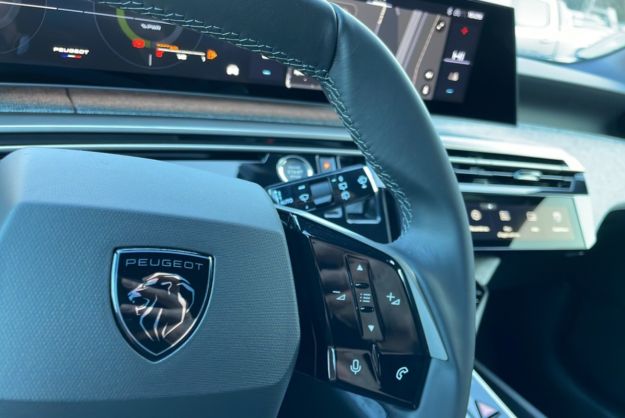 PEUGEOT 5008 HYBRID 145 E-DCS6 ALLURE PLUS
