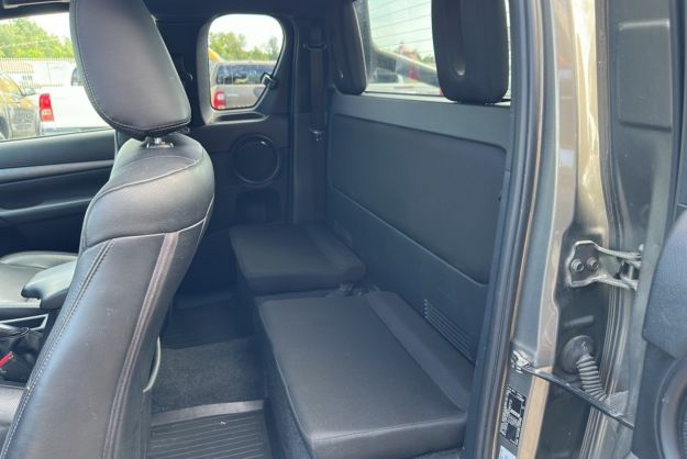TOYOTA HILUX INVINCIBLE X-TRA CAB 2.8 D-4D 204 BVA 
