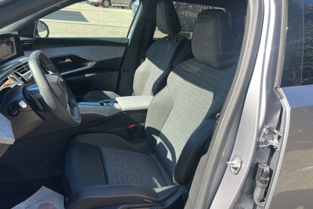 PEUGEOT 5008 HYBRID 145 E-DCS6 ALLURE PLUS