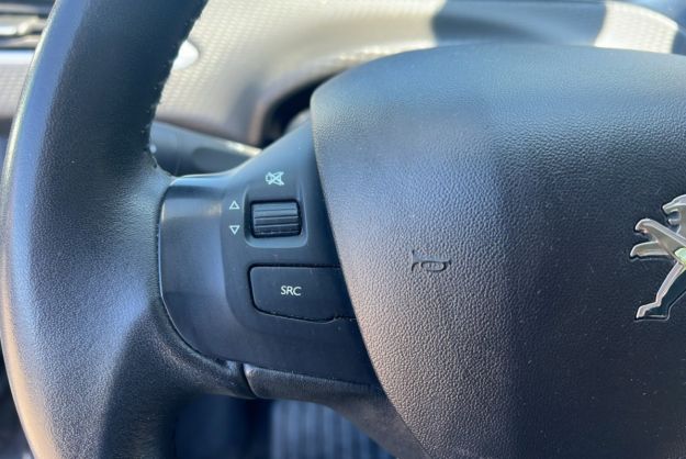 PEUGEOT 2008 1.5 HDI 100 SIGNATURE