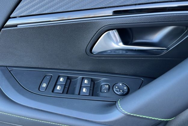 PEUGEOT 2008 HYBRID 145 E-DSC6 GT VISION
