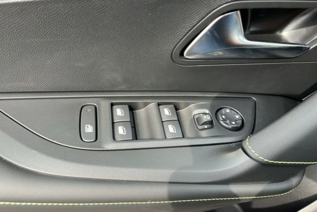 PEUGEOT 2008 HYBRID 145 E-DSC6 GT VISION