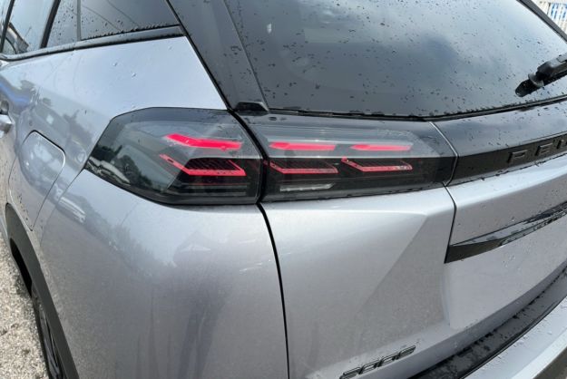PEUGEOT 2008 HYBRID 145 E-DSC6 GT VISION