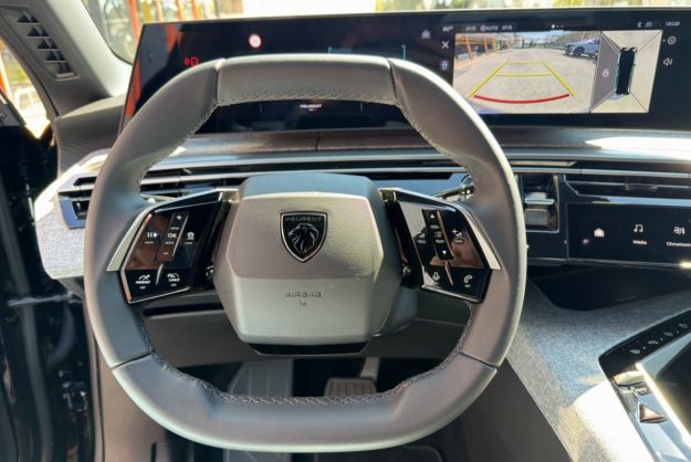 PEUGEOT 5008 HYBRID 145 E-DCS6 ALLURE PLUS