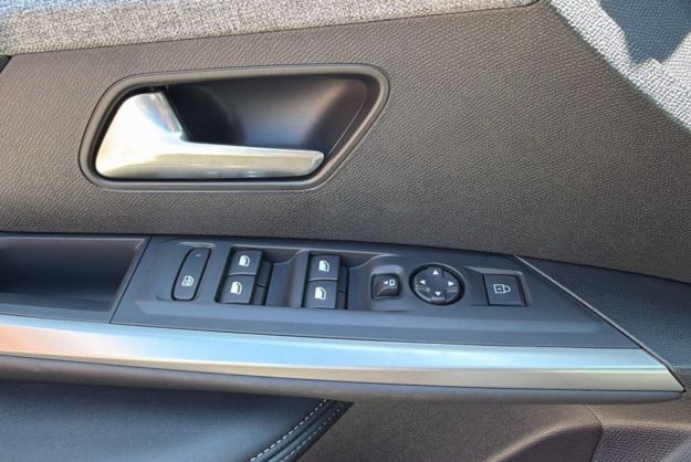 PEUGEOT 5008 HYBRID 145 E-DCS6 ALLURE PLUS