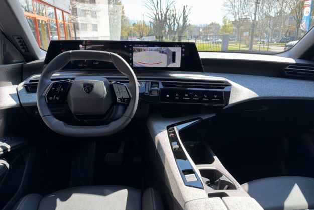 PEUGEOT 5008 HYBRID 145 E-DCS6 ALLURE PLUS