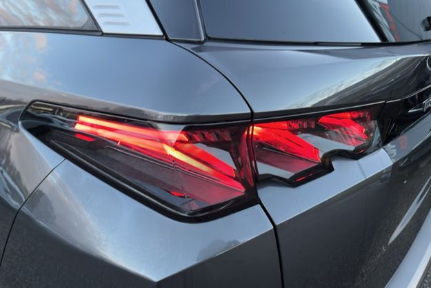 PEUGEOT 5008 HYBRID 145 E-DCS6 GT ALCANTARA