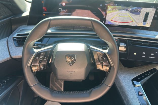 PEUGEOT 5008 HYBRID 145 E-DCS6 ALLURE PLUS