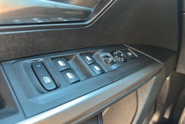 PEUGEOT 5008 HYBRID 145 E-DCS6 ALLURE PLUS