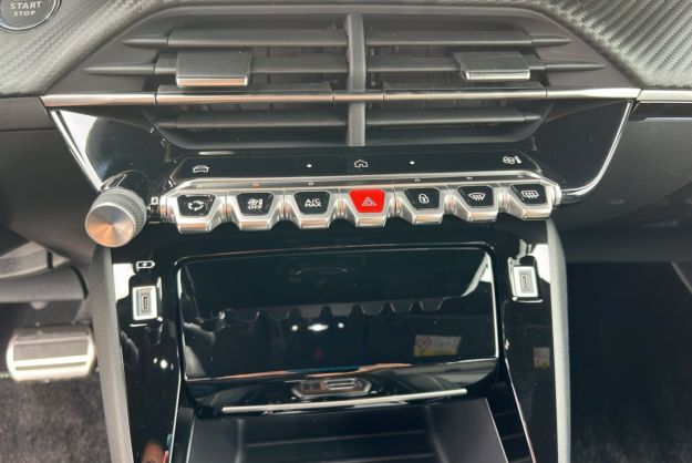 PEUGEOT 2008 HYBRID 145 E-DSC6 GT VISION