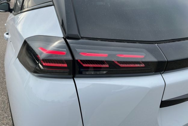 PEUGEOT 2008 HYBRID 145 E-DSC6 GT VISION