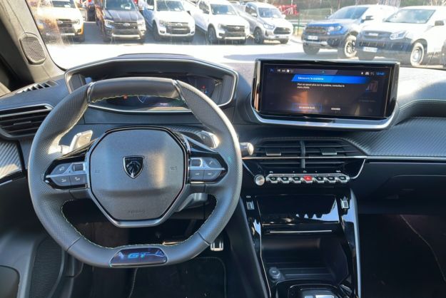 PEUGEOT 2008 HYBRID 145 E-DSC6 GT VISION