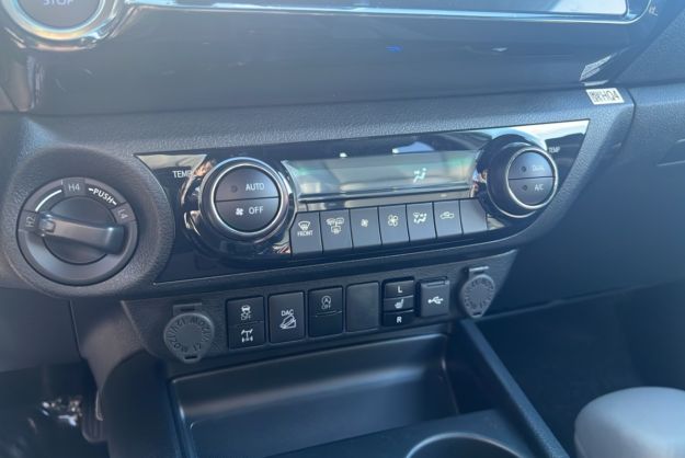 TOYOTA HILUX X-TRA D-4D 204 BVA INVINCIBLE