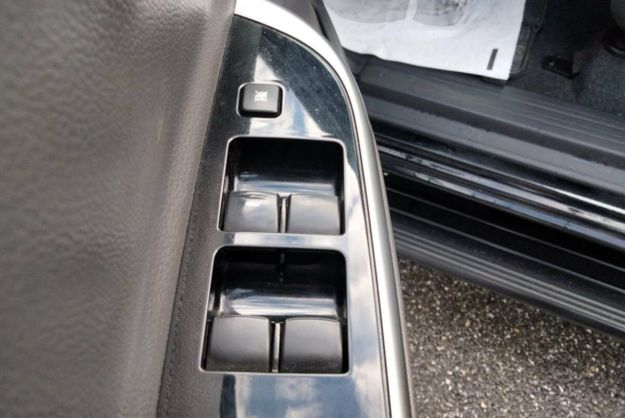 MITSUBISHI L200 2.4 DI-D 181 BLACK EDITION HDTOP