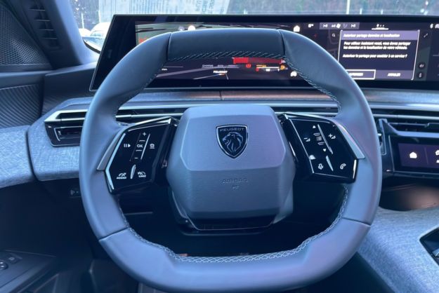 PEUGEOT 5008 HYBRID 145 E-DCS6 ALLURE PLUS