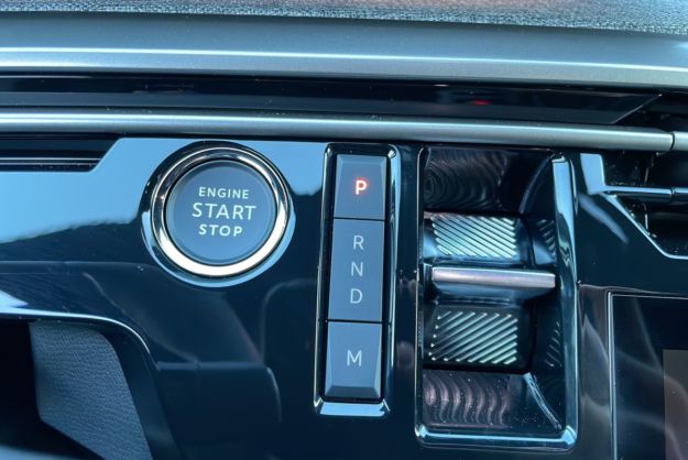 PEUGEOT 5008 HYBRID 145 E-DCS6 ALLURE PLUS