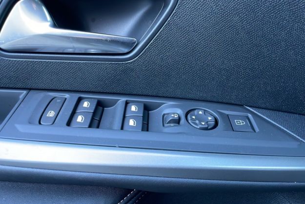 PEUGEOT 5008 HYBRID 145 E-DCS6 ALLURE PLUS