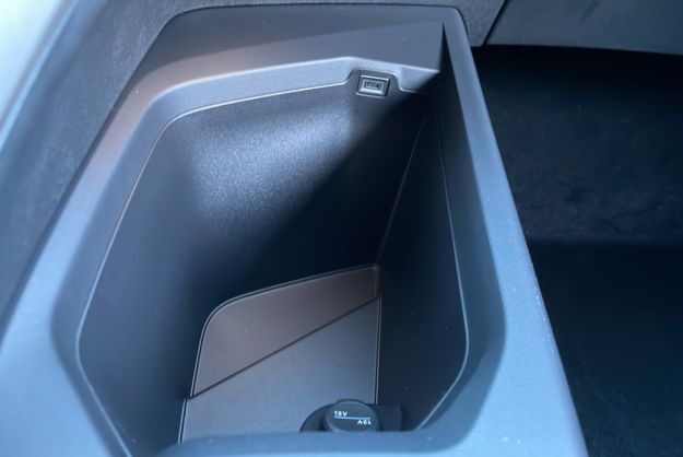 PEUGEOT 5008 HYBRID 145 E-DCS6 ALLURE PLUS