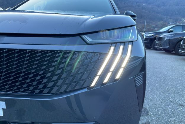 PEUGEOT 5008 HYBRID 145 E-DCS6 ALLURE PLUS