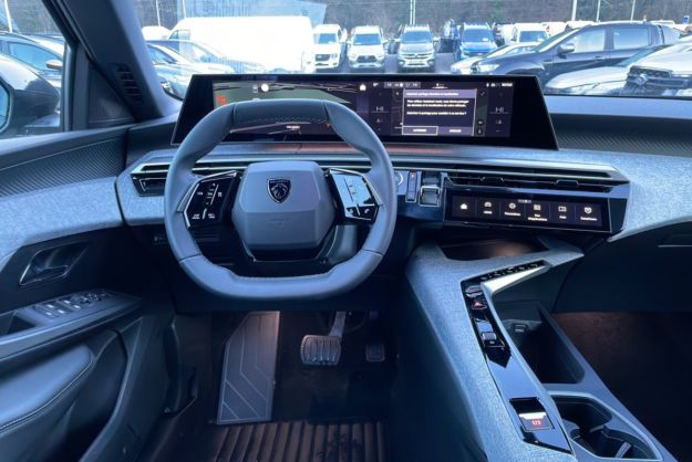 PEUGEOT 5008 HYBRID 145 E-DCS6 ALLURE PLUS