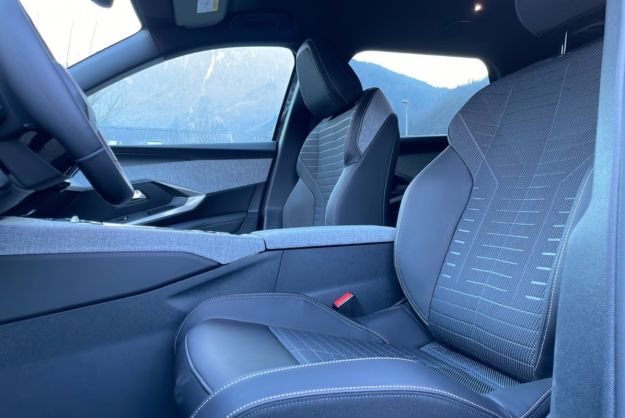 PEUGEOT 5008 HYBRID 145 E-DCS6 ALLURE PLUS