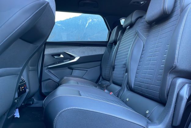 PEUGEOT 5008 HYBRID 145 E-DCS6 ALLURE PLUS