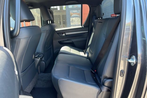 TOYOTA HILUX 2.8 204 BVA INVINCIBLE 4PL
