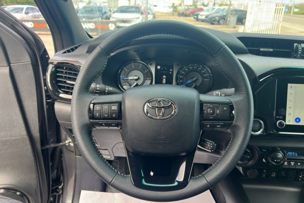 TOYOTA HILUX 2.8 204 BVA INVINCIBLE 4PL