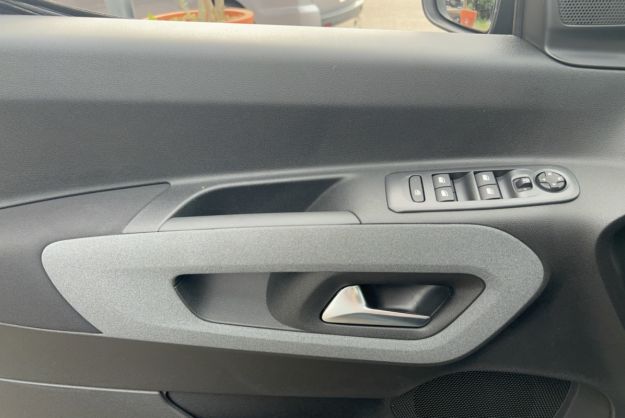 PEUGEOT RIFTER BLUEHDI 130 EAT8 ALLURE