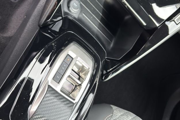 PEUGEOT 2008 HYBRID 145 E-DSC6 ALLURE PLUS