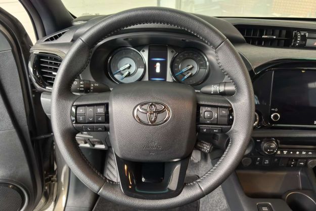TOYOTA HILUX 2.8 204 BVA INVINCIBLE 4PL