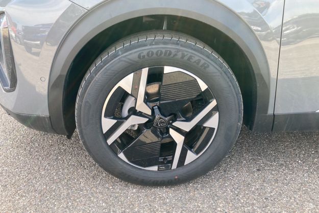 PEUGEOT 2008 NEW 130 EAT8 ALLURE SURÉQUIPÉ