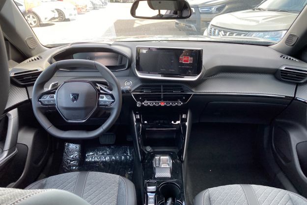 PEUGEOT 2008 NEW 130 EAT8 ALLURE SURÉQUIPÉ