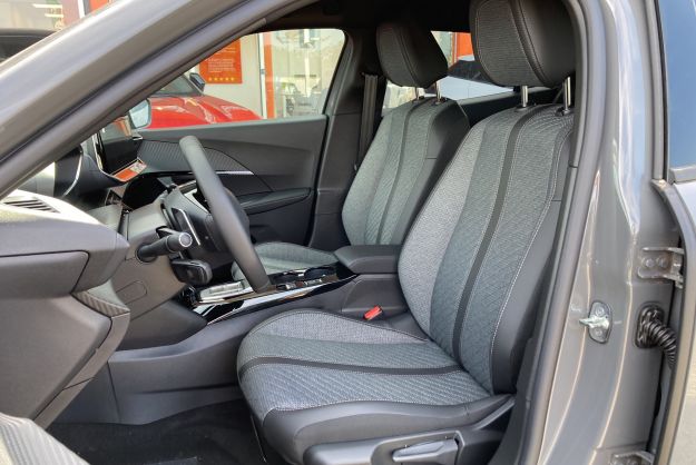 PEUGEOT 2008 NEW 130 EAT8 ALLURE SURÉQUIPÉ