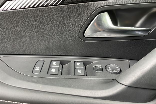 PEUGEOT 2008 NEW 130 EAT8 ALLURE GRIP VISIO2