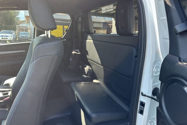 TOYOTA HILUX X-TRA D-4D 204 BVA INVINCIBLE 